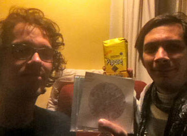 Jakub llegó con dos regalazos: el primer cd de Clube de Esquiar, y medio kilo de sublime yerba mate.
