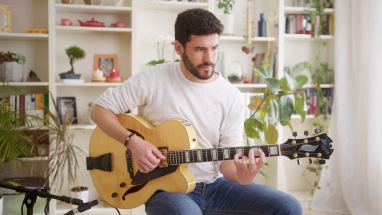 El guitarrista catalán Javi Alcalá